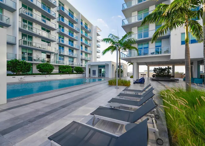 Luxury 1/1 + Den Modern Condo in Design District