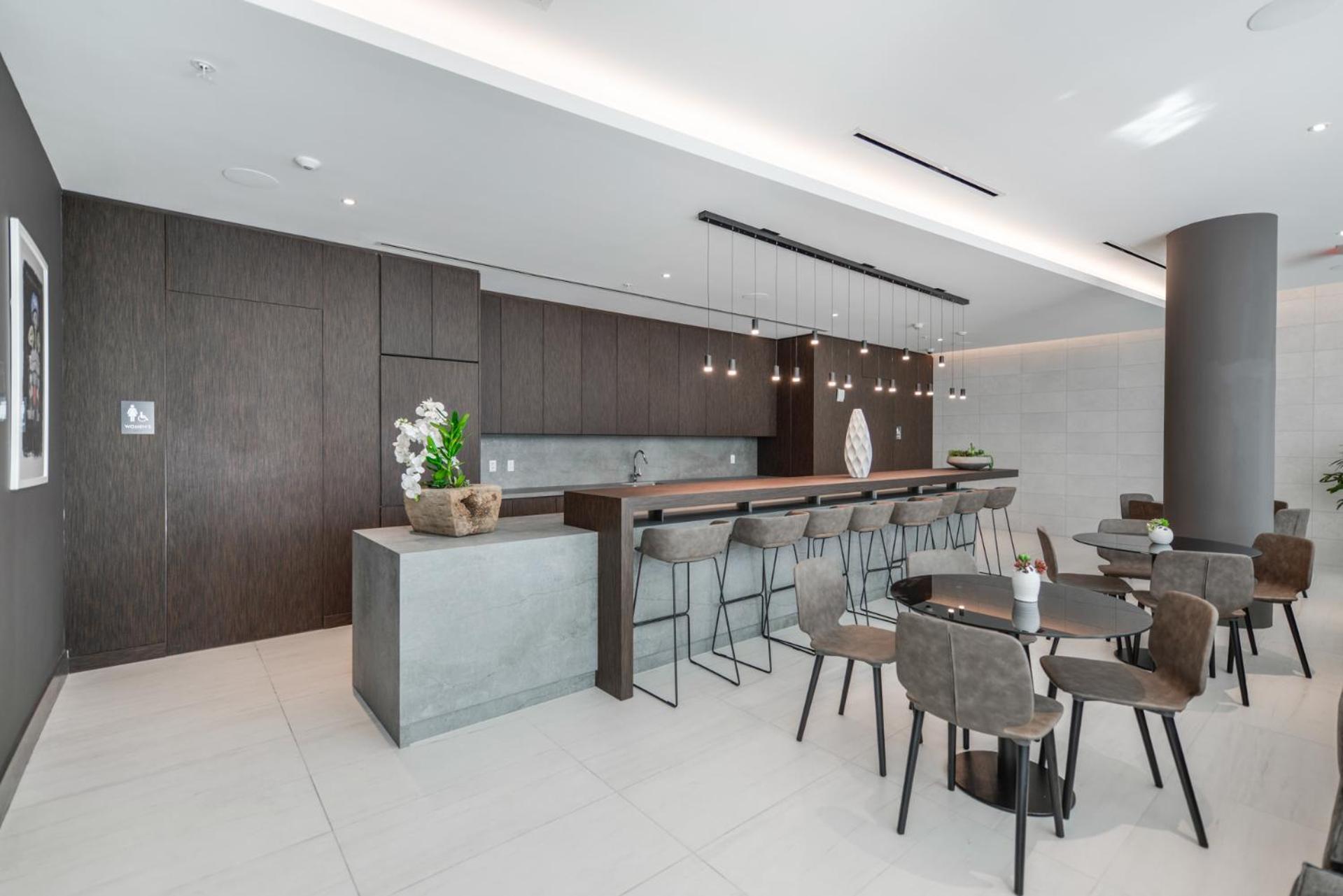 Luxury 1/1 + Den Modern In Design District Miami