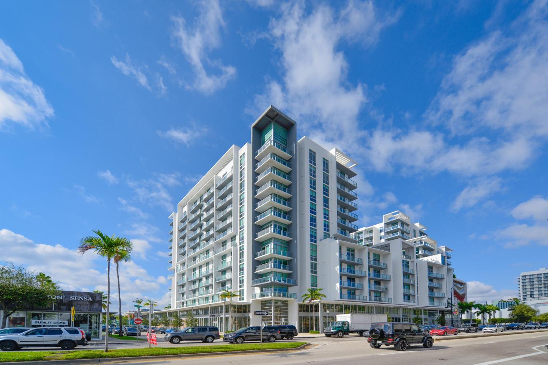 Luxury 1/1 + Den Modern In Design District Miami