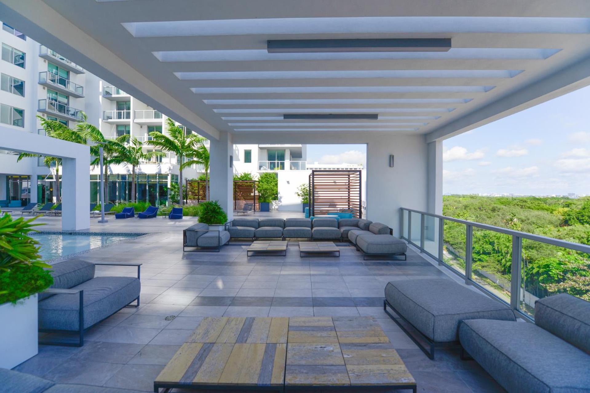 Luxury 1/1 + Den Modern In Design District Miami