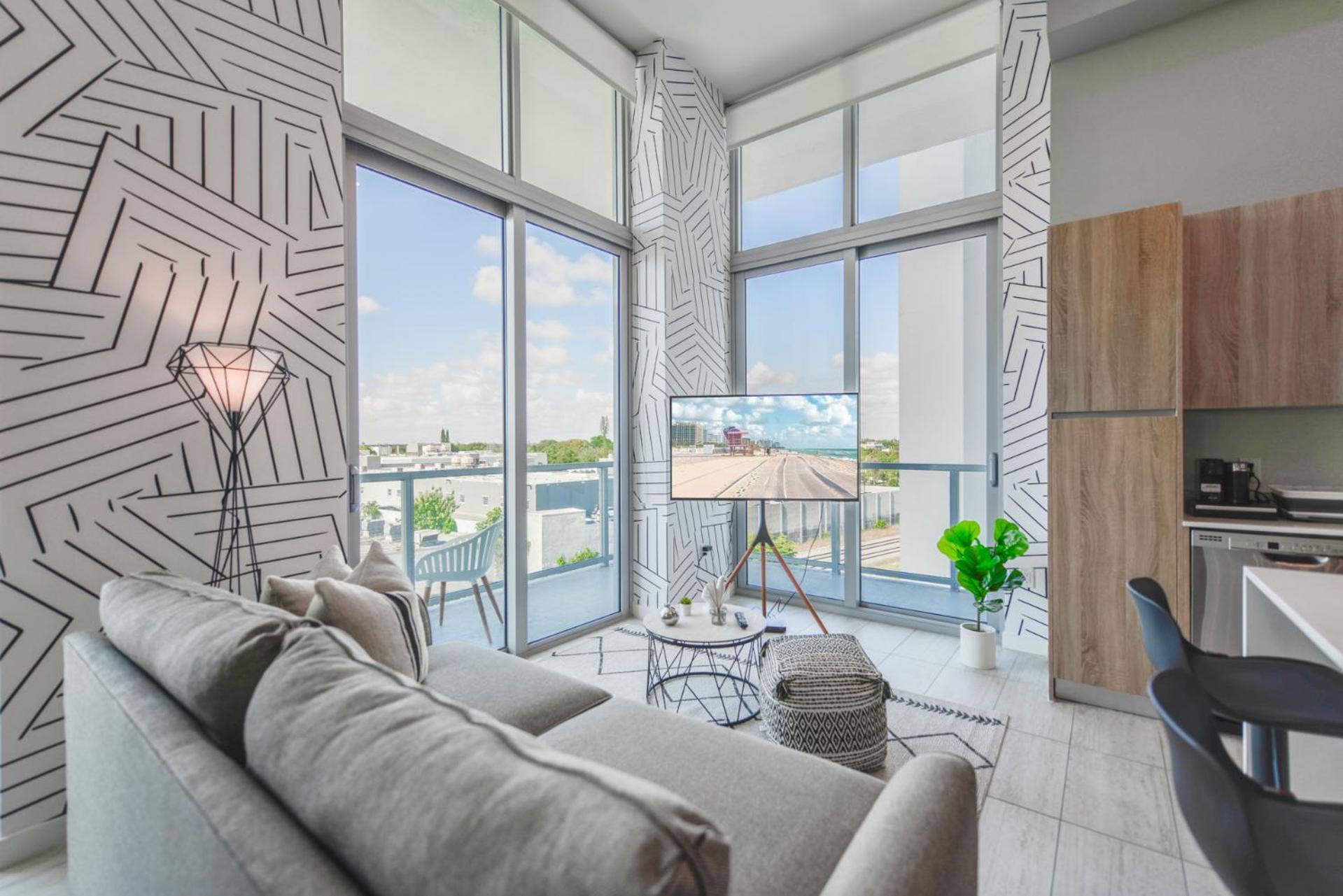 Luxury 1/1 + Den Modern In Design District