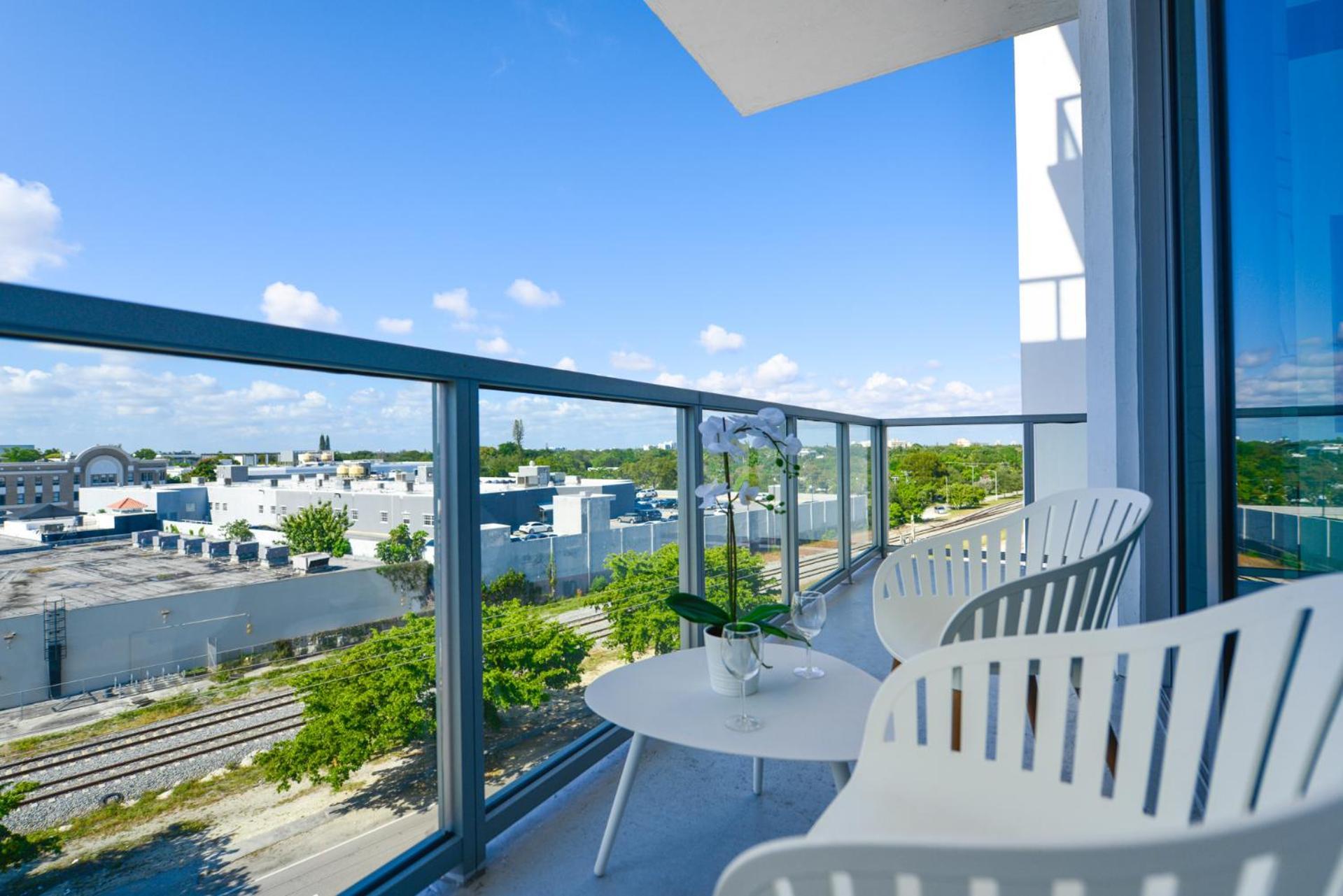 Luxury 1/1 + Den Modern In Design District Appartement